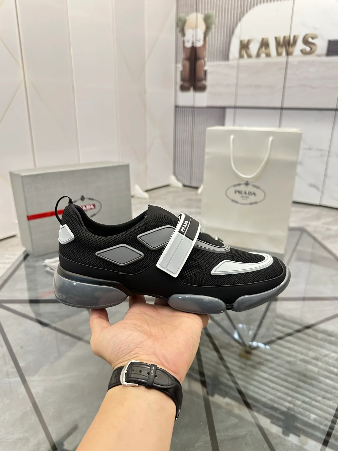 Men's shoes: 💰P500¥ High-end top quality Product trademark: Prada *"Prada*" low-top casual shoes Regular size: 38-45 (can be customized to 46) One size larger Product materials: imported breathable fly weave upper, professional glue-making process, breathable lining, cowhide foot pads, original outsole. No.: 001